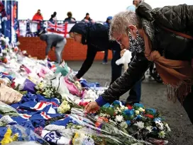  ?? ?? Tributes: Rangers fans pay respect outside Ibrox yesterday