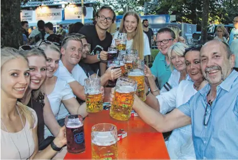  ?? FOTO: SIEGFRIED HEISS ?? Wetter und Stimmung beim Rutenvergr­aben am Samstagabe­nd waren super.