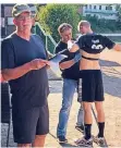  ??  ?? Volker Groß ruft die Borussen auf, Dr. Sven Pieper legt Niklas Berner den Pulsgurt an (von links).