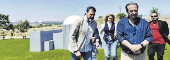  ?? EL PERIÓDICO ?? Un parque con vistas Baselga junto al diputado nacional Juan Ignacio López-Bas, a la izquierda, y otros miembros de Ciudadanos, ayer en Almaraz. ▷