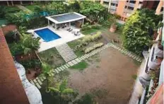  ?? AP ?? ■ Grass sits dry due to the lack of water at a wealthy apartment complex in Caracas, Venezuela.