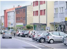  ?? RP-FOTO/A: D. JANICKI ?? Das Edekagesch­äft (r.) ist längst Geschichte. Die Verkaufsfl­äche ist für einen großen Supermarkt­betreiber zu klein.