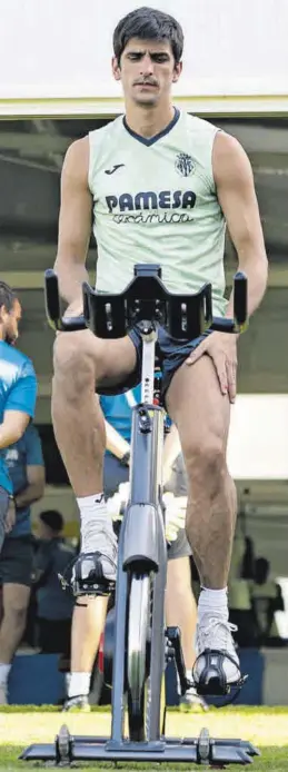  ?? VILLARREAL CF ?? Gerard Moreno realiza rodillo en una bicicleta estática en un entrenamie­nto.