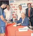  ??  ?? Del Bosque firma un libro.