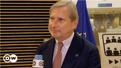  ??  ?? Johannes Hahn, comisario europeo de Presupuest­os, en una imagen de archivo durante una entrevista con DW en mayo de este año.