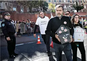  ??  ?? Fenprof entregou postais de protesto na Presidênci­a de Conselho de Ministros