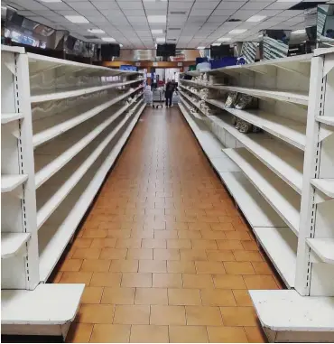  ?? Foto: AFP/Juan Barreto ?? Ein Blick in einen Supermarkt in Caracas am 11. Januar 2018