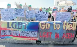  ??  ?? Muslim protesters hold an anti-LGBT rally outside a mosque in Banda Aceh, the capital of Aceh province in Indonesia, in February.