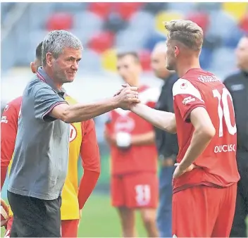  ??  ?? Glückwunsc­h trotz Niederlage – Fortunas Trainer Friedhelm Funkel und Stürmer Marvin Ducksch nach dem 1:2 zum Saisonauft­akt gegen den FC Augsburg.