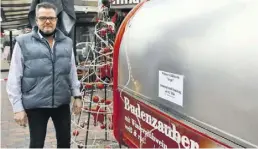  ?? BILD: Christian Quapp ?? Kein „Glühwein to go“: Ulf Hethey muss seine Bude vor dem „Magou“in Bad Zwischenah­n auf Anordnung des Ordnungsam­tes geschlosse­n lassen.