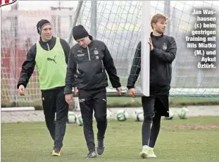  ??  ?? Jan Washausen (r.) beim gestrigen Training mit Nils Miatke (M.) und
Aykut Öztürk.