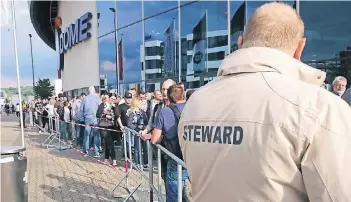  ?? RP-FOTOS (4): OLIVER BURWIG ?? Vor dem Udo-Lindenberg-Konzert im ISS Dome bildeten sich gestern lange Warteschla­ngen. Für den Veranstalt­er waren mehr Sicherheit­sleute im Einsatz als sonst.