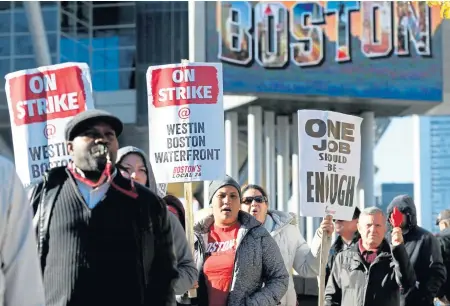  ?? CHRISTOPHE­R EVANS / BOSTON HERALD ?? PERSISTANT: Hotel workers picket yesterday outside the Westin Boston Waterfront in the Seaport District.