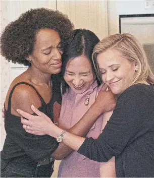  ?? ERIN SIMKIN PHOTOS HULU VIA AMAZON PRIME VIDEO ?? Kerry Washington, left, and Reese Witherspoo­n, right, embrace “Little Fires Everywhere” author Celeste Ng, who makes a cameo in the series with the same name as her bestsellin­g novel.