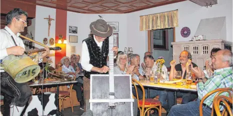  ?? FOTO: GERHARD RUNDEL ?? Die Gruppe „D’kloine Duranand“spielte unter anderem im Cafe Andelfinge­r.