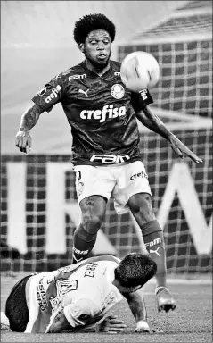  ??  ?? • Luiz Adriano (arriba), de Palmeiras, disputa un balón con Enzo Pérez de River, en Sao Paulo, el 12 de enero.