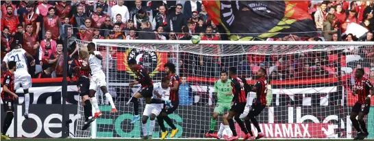  ?? (Photo Eric Ottino) ?? Avec Danilo dans l’axe, la défense niçoise a su conserver les trois points contre Lyon. Vieira pourrait être tenté de conserver cette formule.