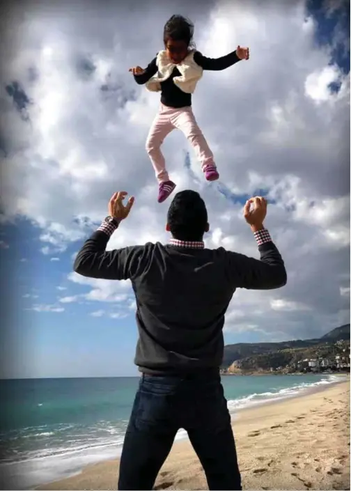  ?? FOTO: PRIVAT ?? En sjelden gang får Hadi være «ordentlig» pappa for døtrene sine. Men ikke i Norge, her er familien på ferie i Tyrkia.