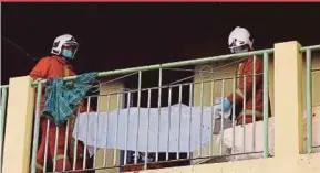  ?? PIC BY ROSDAN WAHID ?? Firemen removing a body from the Darul Quran Ittifaqiya­h religious school in Kampung Datuk Keramat, Kuala Lumpur, on Thursday.