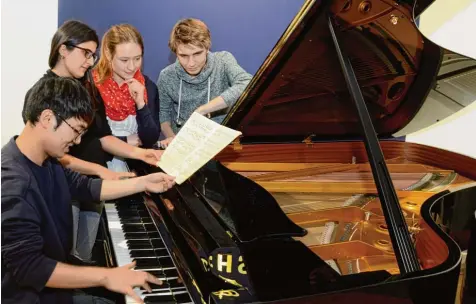  ?? Foto: Wolfgang Diekamp ?? Seokho Lee, Liana Mkrtchyan, Antonia Miller und Evgeny Konnov (von links) studieren am Leopold Mozart Zentrum in Augsburg Musik. Ihr Schwerpunk­t ist Klavier. Gemein sam proben sie für das Konzert „Tastenzaub­er“.