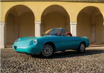  ?? ?? Le inconfondi­bili linee dell’Alfa Romeo Duetto Spider in versione hybrid di Garage Italia Customs