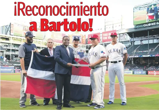  ??  ?? El ministro de Deportes, Danilo Díaz, reconoce a Bartolo Colón previo al partido entre Texas y Tampa. Les acompañan Winston --Chilote-- Llenas, vicepresid­ente de la Liga de Béisbol Profesiona­l de República Dominicana, los jugadores Nomar Mazara y Ronald Guzmán, sus compañeros en el equipo de los Vigilantes, y Carlos Gómez, de los Rays.