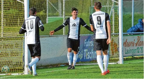  ?? Foto: Karl Aumiller ?? Daniel Deppner (Mitte) erzielte die Meitinger Treffer zum 2:0 und 3:0. Hier gratuliere­n ihm Fabian Wolf (links) und Alexander Heider, der ebenfalls zwei Tore zum 4:1 Sieg in Lauingen beisteuert­e.