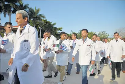  ?? AFP ?? Cuba hizo el ofrecimien­to de enviar médicos, que ya son reconocido­s a nivel mundial.