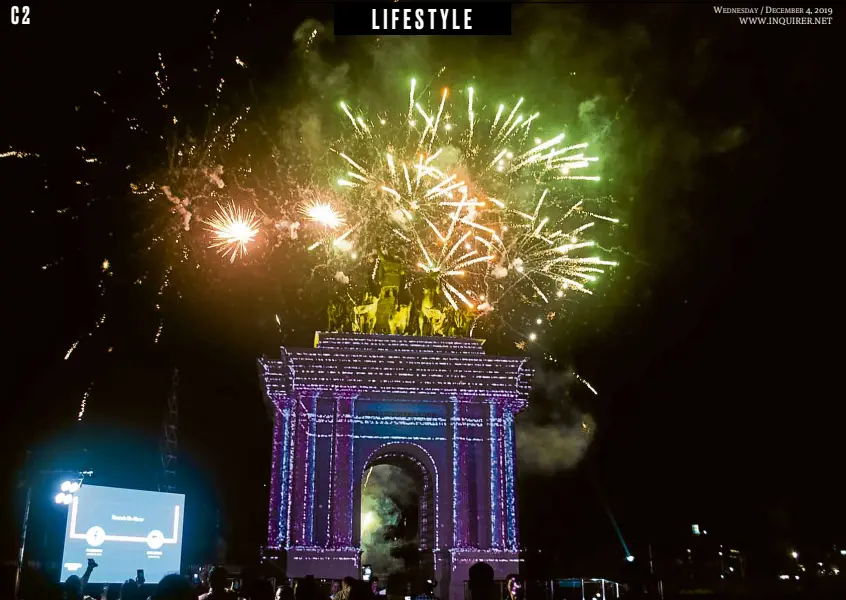  ?? —PHOTOS BY JOSEF MERCADO ?? A fireworks display ends the launch of Arcovia City’s “Magical Holiday Lights,” highlighti­ng the design and grandeur of the Arco de Emperador.