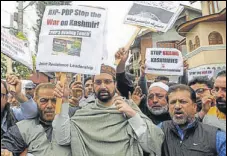  ?? WASEEM ANDRABI/ HT ?? Separatist leader Mirwaiz Umar Farooq (C) with his supporters during a protest in Srinagar on Monday.