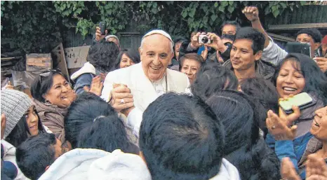  ?? FOTO: UNIVERSAL PICTURES ?? Wim Wenders zeigt in seinem Dokumentar­film den Papst als einen Mann, der die Menschen berührt.