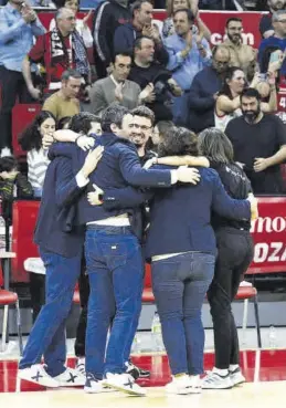  ?? JAIME GALINDO ?? Carlos Cantero se abraza con los miembros de su cuerpo técnico.