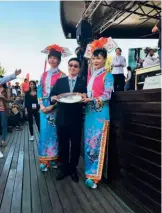  ??  ?? 中国美食团成员与陈苏­副总领事向观众展示中­华第一面
