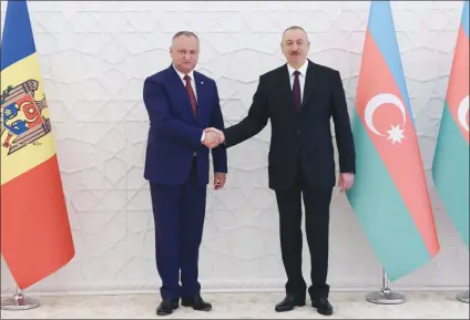  ??  ?? President Ilham Aliyev shakes hands with President Igor Dodon in Baku