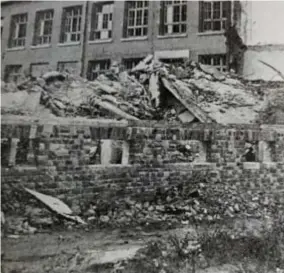  ?? FOTO JAN BRYS ?? De school raakte bij de inslag zwaar beschadigd.