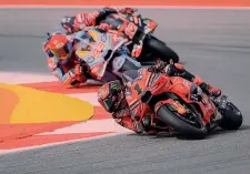  ?? ?? Fuga breve Bagnaia precede Marquez e Viñales in avvio di gara