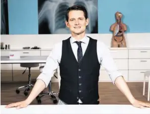  ?? SRF/MIRCO REDERLECHN­ER ?? Fabian Unteregger (41) ist Komiker und ausgebilde­ter Arzt.Welche Ärzte sich den Laien stellen, sehen Sie in der Bildstreck­e auf 20min.ch