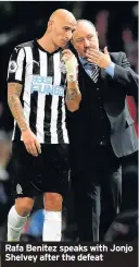  ??  ?? Rafa Benitez speaks with Jonjo Shelvey after the defeat