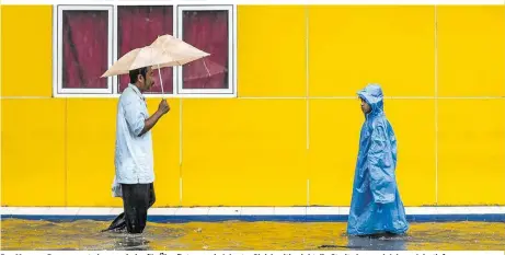  ??  ?? Der Monsun-Regen sorgte heuer wieder für Überflutun­gen in Jakarta. Gleichzeit­ig sinkt die Stadt aber auch Jahr zu Jahr tiefer