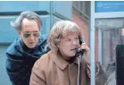  ?? MARY CYBULSKI ?? Richard E. Grant and Melissa McCarthy star as an unlikely criminal duo in “Can You Ever Forgive Me?”