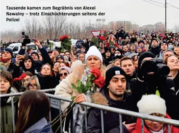  ?? AFP (2) AFP / OLGA MALTSEVA ?? Tausende kamen zum Begräbnis von Alexei Nawalny – trotz Einschücht­erungen seitens der Polizei