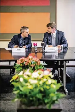  ??  ?? Oberbürger­meister Thomas Geisel (links) und Flughafen-Chef Thomas Schnalke bei der gestrigen Pressekonf­erenz im Rathaus.