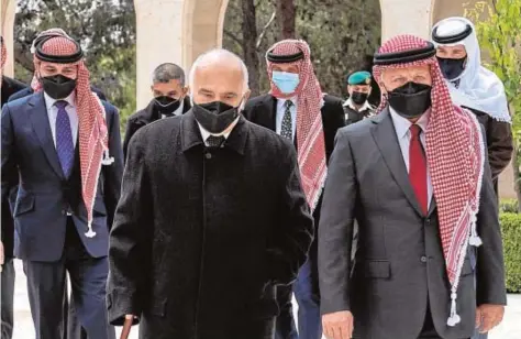  ?? EFE ?? El príncipe Hamza, en el centro tras el rey Abdalá (derecha) y el príncipe Hasán bin Talal
