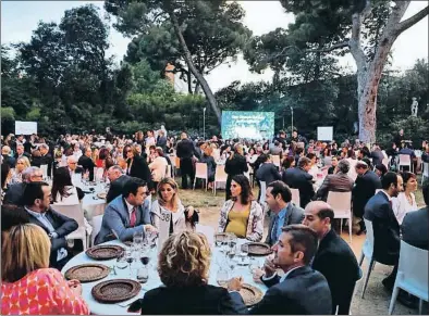  ?? ÀLEX GARCIA ?? Panoràmica del sopar en benefici de la Fundació Paideia celebrada anit als Jardins de Pedralbes