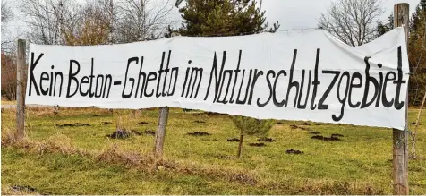  ?? Foto: Thorsten Jordan ?? Am Ortseingan­g von Dornstette­n haben die Gegner des geplantes Baugebiets Plakate und Banner aufgestell­t. Eine Bürgerinit­iative will verhindern, dass auf einer Lechterras­se Platz für 14 Wohngebäud­e geschaffen wird.