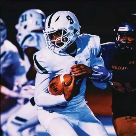  ?? MEDIANEWS GROUP FILE PHOTO ?? Alex Short has received a lot of attention from college recruiters before taking one snap as the starting quarterbac­k at West Bloomfield. He’s one of several first-year starters netting preseason hype.