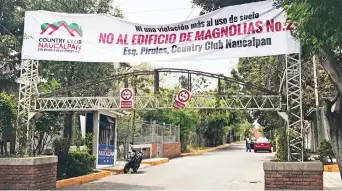  ??  ?? En el acceso al fraccionam­iento, colonos colocaron mantas con mensajes de rechazo por las edificacio­nes cercanas.