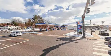  ?? Google Streets ?? The Mobil gas station on West Middle Turnpike in Manchester where thieves tried to steal an ATM early Wednesday, police say. They also attempted to take one in Vernon.