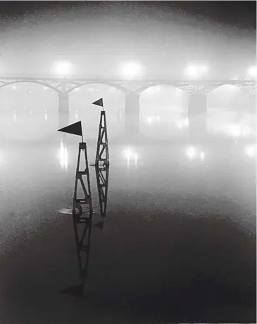  ??  ?? PONT DES ARTS, C. 1934 © ESTATE BRASSAÏ SUCCESSION, PARÍS