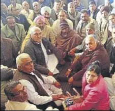  ?? HT PHOTO ?? Former chief minister Bhupinder Singh Hooda at the house of the rape victim in Jhansa village of Kurukshetr­a on Tuesday.